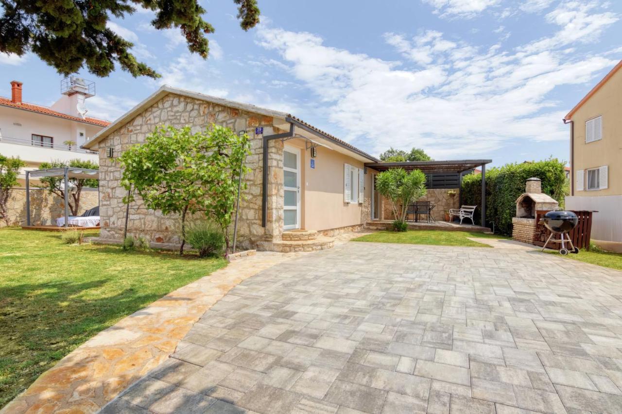 Holiday House "Laurus Garden" With Private Parking เมดูลิน ภายนอก รูปภาพ