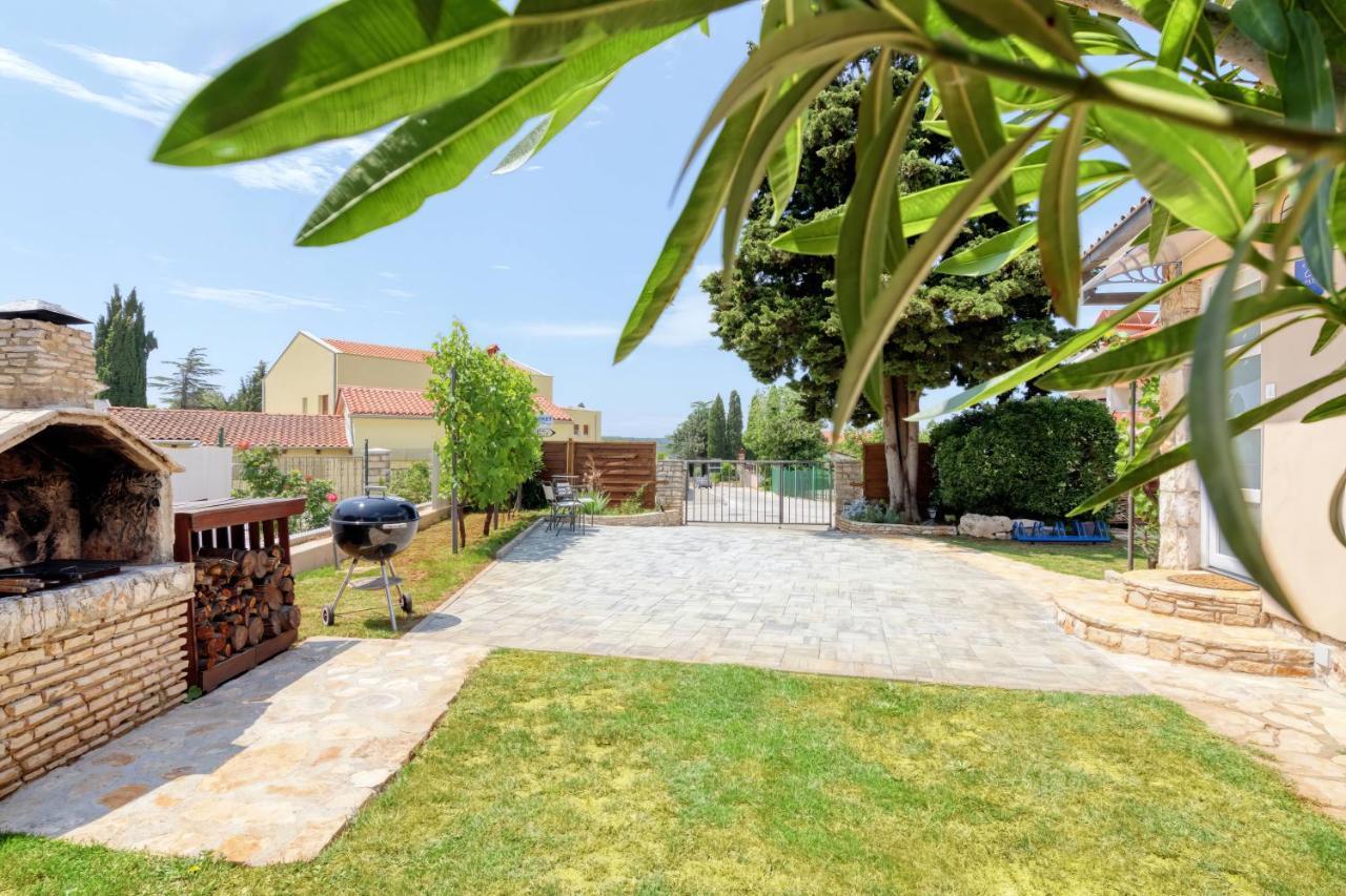 Holiday House "Laurus Garden" With Private Parking เมดูลิน ภายนอก รูปภาพ
